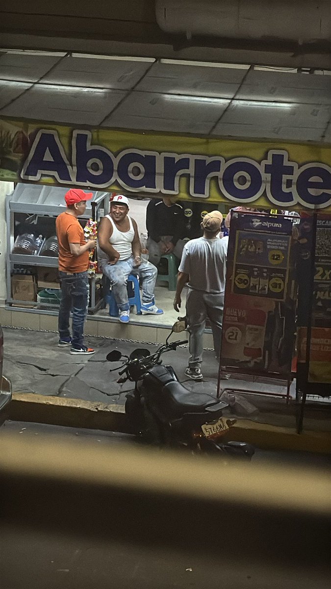 david_suarez107's tweet photo. @UCS_GCDMX @TuAlcaldiaGAM gente tomando en una tienda,  con música a todo volumen y la patrulla que vino no hizo nada... en la calle de independencia y Guadalupe victoria, san felipe de Jesús https://t.co/G1hoOkttVL