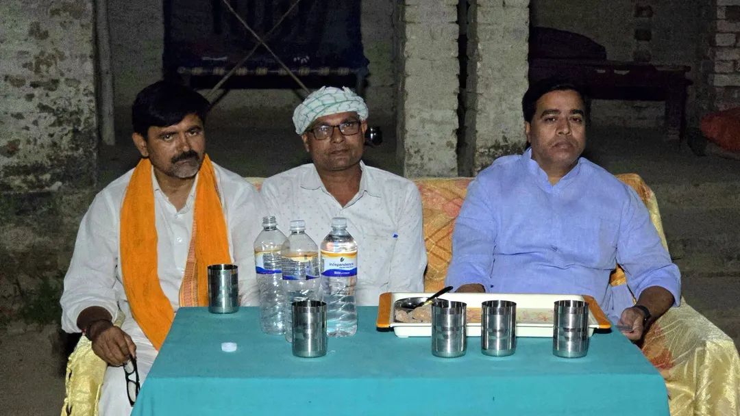 SanjayYadavBJP's tweet image. कल सिकंदरपुर विधानसभा क्षेत्र के बस्ती बुजुर्ग कचुअरा में अध्यापक श्री रमेश वर्मा जी के पत्नी के आकस्मिक निधन के उपरांत उनके आवास पर पहुंचकर शोक संतप्त परिजनों से भेंट कर अपनी संवेदनाएं व्यक्त किया।

!! ॐ शान्ति !! 🙏

#RIP