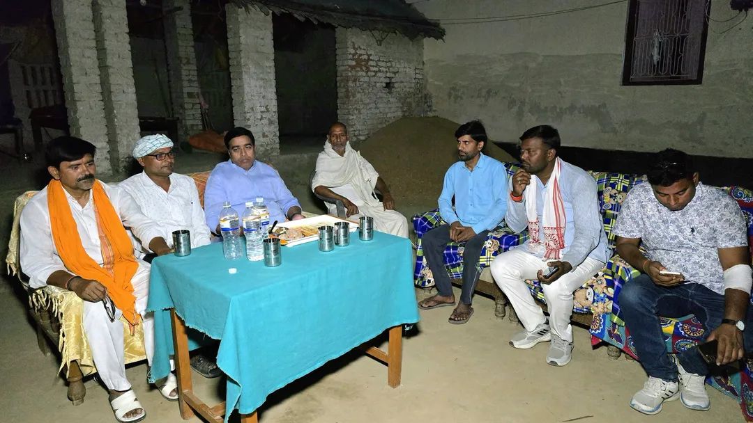 SanjayYadavBJP's tweet image. कल सिकंदरपुर विधानसभा क्षेत्र के बस्ती बुजुर्ग कचुअरा में अध्यापक श्री रमेश वर्मा जी के पत्नी के आकस्मिक निधन के उपरांत उनके आवास पर पहुंचकर शोक संतप्त परिजनों से भेंट कर अपनी संवेदनाएं व्यक्त किया।

!! ॐ शान्ति !! 🙏

#RIP