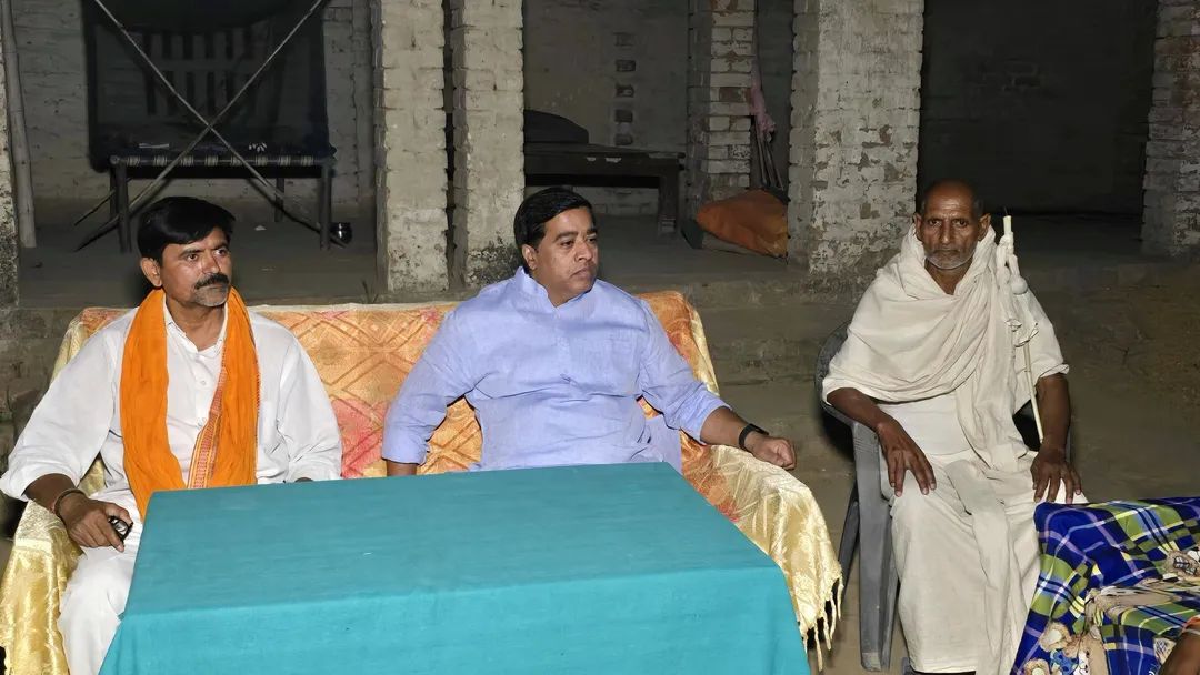 SanjayYadavBJP's tweet image. कल सिकंदरपुर विधानसभा क्षेत्र के बस्ती बुजुर्ग कचुअरा में अध्यापक श्री रमेश वर्मा जी के पत्नी के आकस्मिक निधन के उपरांत उनके आवास पर पहुंचकर शोक संतप्त परिजनों से भेंट कर अपनी संवेदनाएं व्यक्त किया।

!! ॐ शान्ति !! 🙏

#RIP