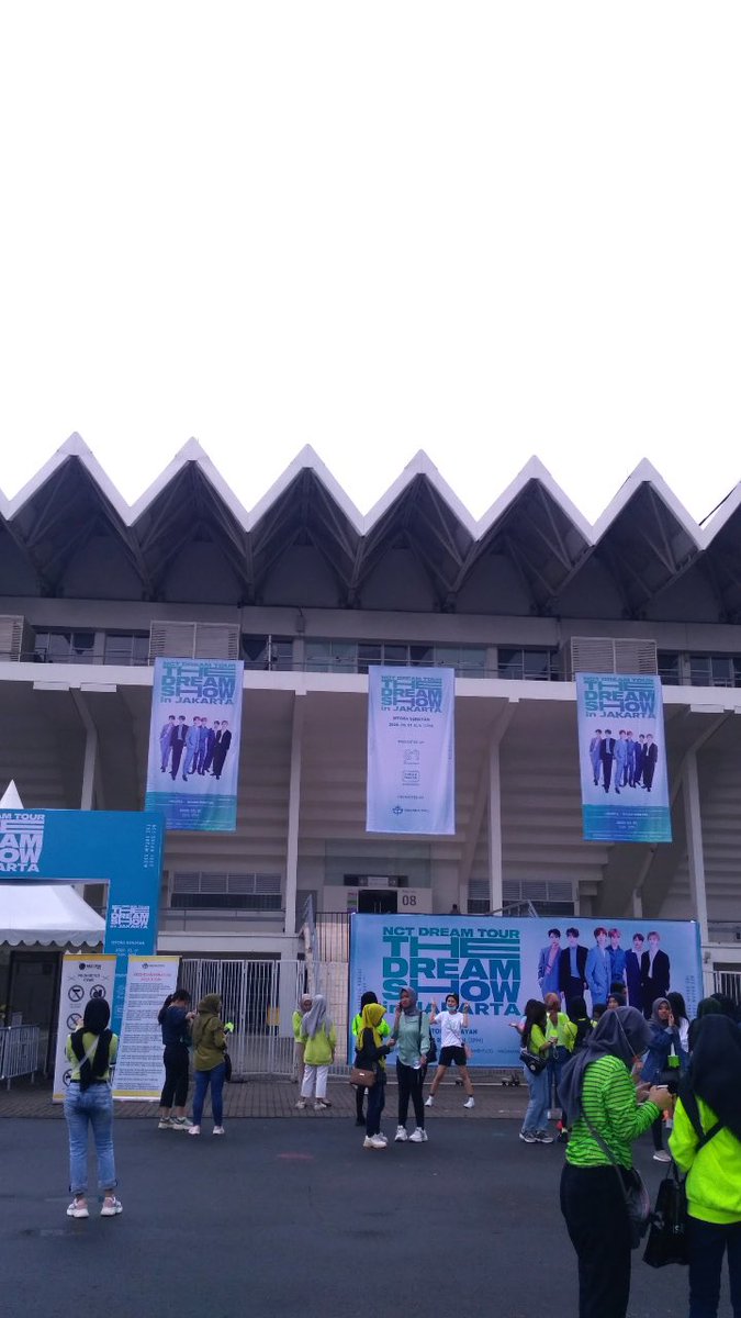 first time ngonseran umur 16 klo gk salah sblm ujian sma dlu yg taunya libur 2 minggu (taunya keterusan) 2019😭 bareng kaka aku nton tds1 sblm covid banget, first concert tu memoriable bgt deh pkoknya🥹🩷