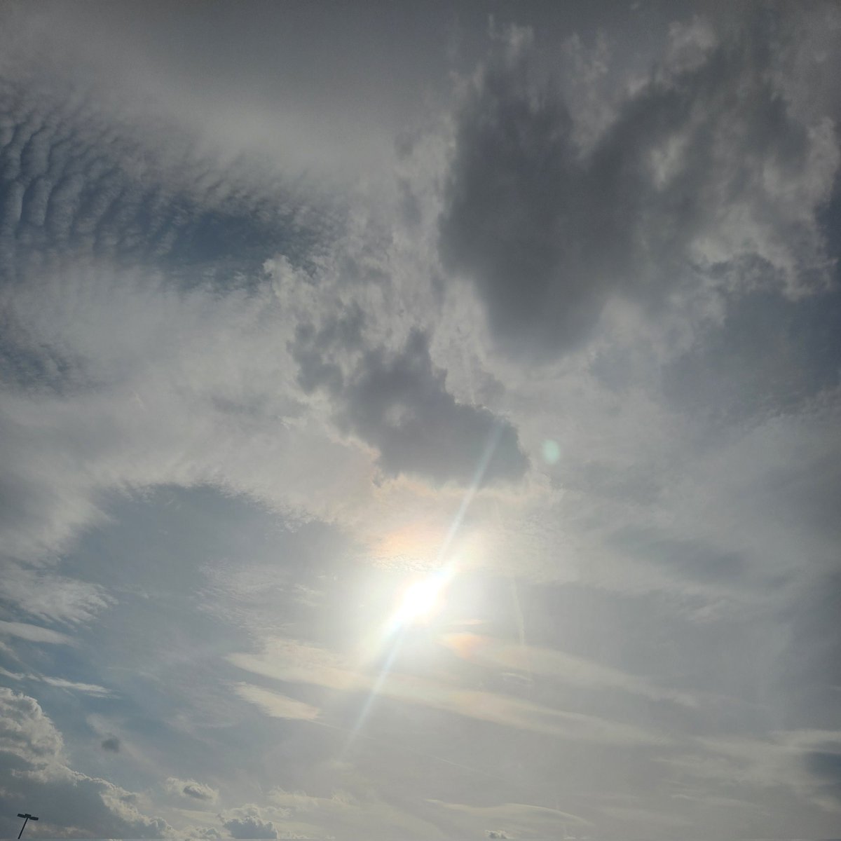 Aphroditelove77's tweet image. "Even in the midst of a storm there is a ray of hope." 

#sunshineweekend #prismcloud #bucketlist #nature #clouds #sun #photography