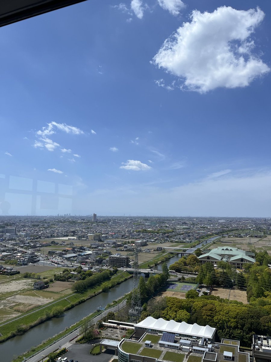 hamadaasmgr's tweet image. リユース展望台に来ました。
遠方は、霞んでますが
いい眺めです。

右下が、我らのホーム
越谷市総合体育館
中央左にポツンと北越谷駅前のマンション
その後ろに
さいたまスタジアム2002

ゲーム前にどうぞ
もちろん、無料
#アルバルカーズ
#アルファメイト
#越谷アルファーズ
#アルバルク東京