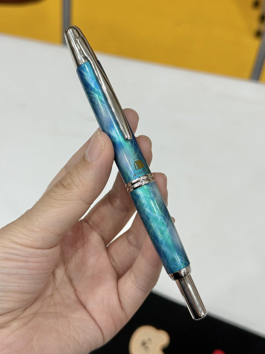 6월 2일 출시 예정인 분구박스 오리지널 캡리스 ... 진짜 바다를 담아버려서 너무 예뻤다

가격은 55,000엔이고 900자루 한정