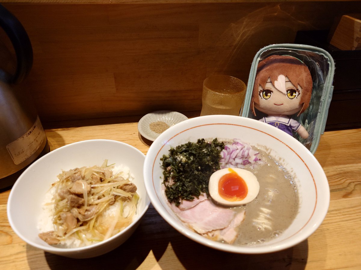 3周年の朱鷺ニボメモリアル
見た目はドロドロしてそうやけど、煮干とは思えないくらいスっと食べれて、かつ煮干の風味は強く感じる
岩のりと玉ねぎもいいアクセントで、すごい丁寧な手間が感じられる記念ラーメンでした
殿下がフラスタ贈ったあのお店がもう3年だよ殿下…🍜
おめでとうございます！🎉㊗️