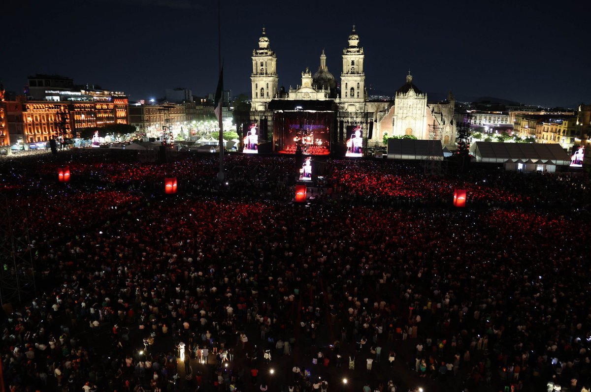 ELDEBATE's tweet image. 🔥 Una mezcla inesperada de cumbia, pop y ópera que encendió la Plaza de la Constitución y dejó momentos únicos sobre el escenario

#AndreaBocelli #Zócalo #CDMX #Concierto ✨🎤

FOTO: GALO CAÑAS/CUARTOSCURO