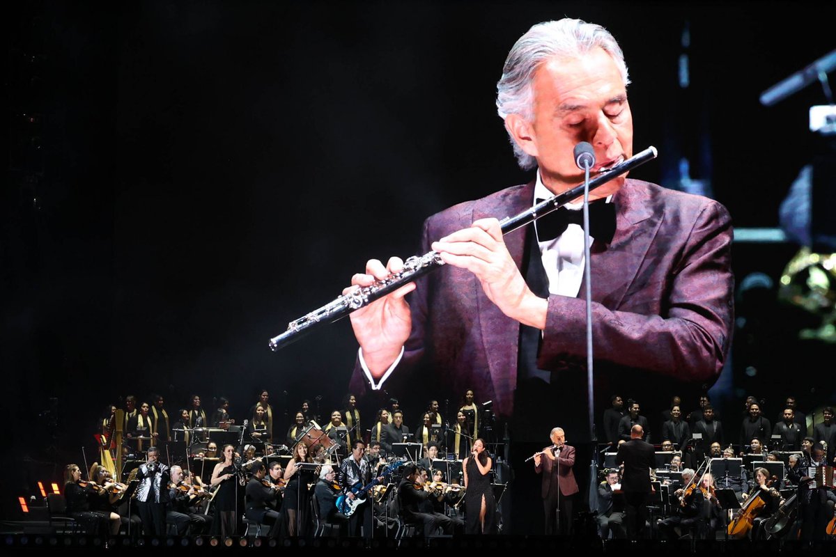 ELDEBATE's tweet image. 🤔 ¿Te imaginabas ver ópera mezclada con cumbia en pleno Zócalo… o México siempre logra sorprender?

#AndreaBocelli #Zócalo #CDMX #Concierto ✨🎤

FOTO: GALO CAÑAS/CUARTOSCURO