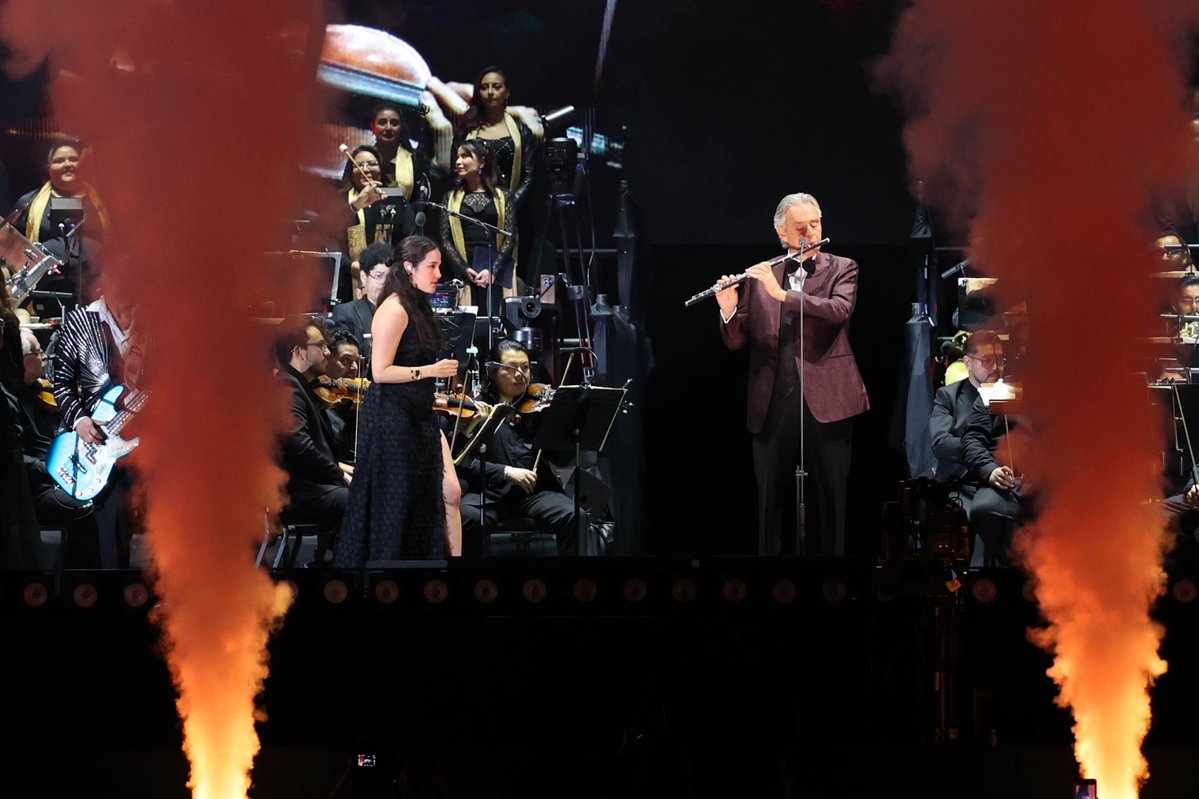 ELDEBATE's tweet image. 🤔 ¿Te imaginabas ver ópera mezclada con cumbia en pleno Zócalo… o México siempre logra sorprender?

#AndreaBocelli #Zócalo #CDMX #Concierto ✨🎤

FOTO: GALO CAÑAS/CUARTOSCURO
