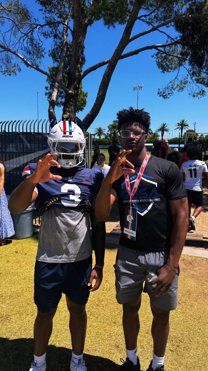 BraylonRayford's tweet photo. I had a great time visiting the University of Arizona🐻 Thank you @MollyMart10 @brayden_haena @CoachMoevao_3 @CoachPatterson for the hospitality and the rest of the @ArizonaFBall #BeerDown🐻 @BrandonHuffman @LemmingReport @TomLoy247 https://t.co/mdux7j32l6