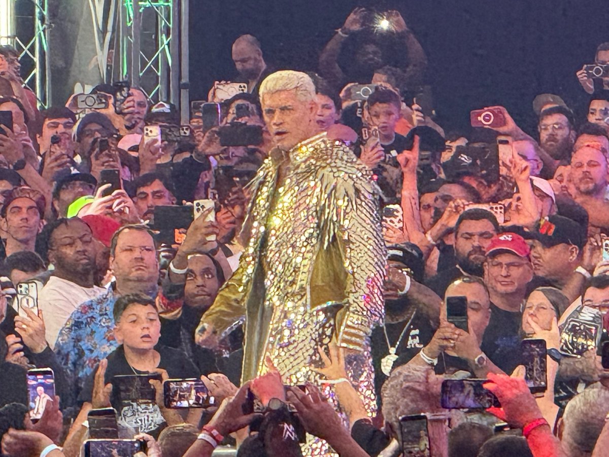 ooberfan's tweet image. My favorite band in the world (IYKYK) has an opening lyric in the song ‘Everthing Must Go’ … “shed some skin for the fear within” …

Tonight, #nightmarefamily shed the skin of #WM41 .. and everything about that Vegas time last year was gone …

Being in the room, supporting