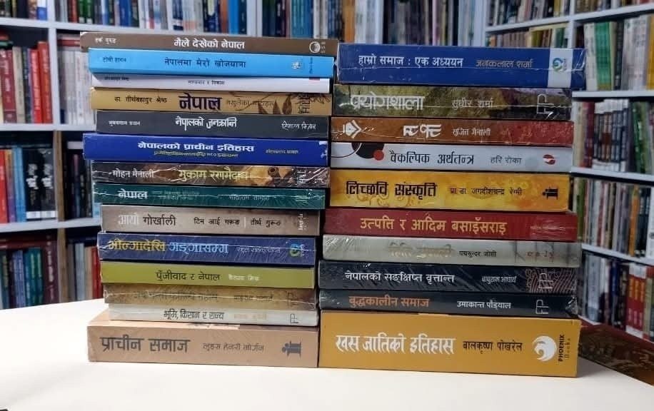 booksphere___'s tweet image. श्री ५ दिपक सर जस्तै आफ्नो ज्ञानको दायरा फराकिलो बनाउन चाहनुहुन्छ र गहिरा आख्यान तथा विचारप्रधान पुस्तकहरूमा रुचि राख्नुहुन्छ भने हामीलाई अवश्य सम्झनु होला। हामीसँग दर्शन, राजनीति, अर्थशास्त्रदेखि इतिहाससम्मका विविध पुस्तकहरू उपलब्ध छन्। धन्यबाद।
#booktwitter #nonfiction #nepal