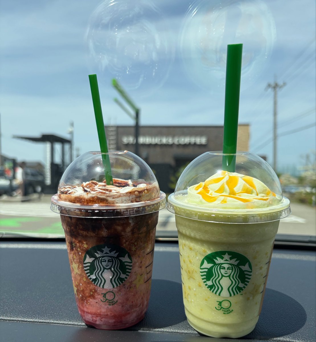 メロン🍈とイチゴ🍓のフラペチーノ✩.*˚
カスタム♪♪カスタム〜(_ˊᗜˋ)_ﾀﾝｯ♡
🍈はすごく🍈濃厚で贅沢〜✨️
🍓はチョコのつぶつぶが美味し〜✨️

高カロリーなので帰ったらお掃除頑張りマース🥹 笑