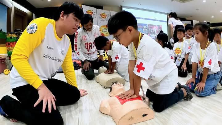 Hook31_Thailand's tweet image. ห่วงโซ่แห่งการรอดชีวิต
CPR &amp;amp; AED  
วันที่ 18 เมษายน 2569
สิงห์ ซัมเมอร์แคมป์ ป้องกันเด็กจมน้ำ
จังหวัด ขอนแก่น
#CPR 
#AED 
#Meritmaker 
#สิงห์อาสา 
#hook31thailand 
#ฮุก31