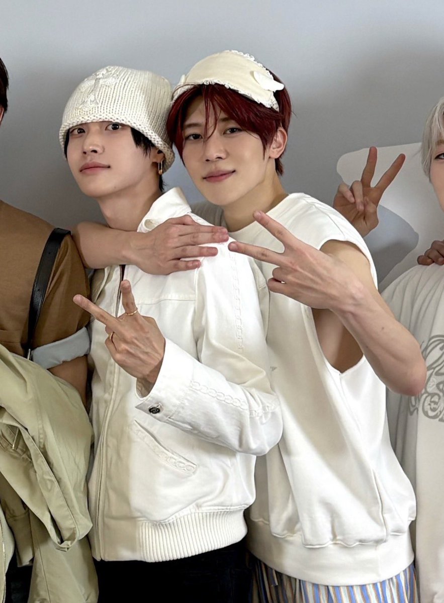 ฉันดีใจที่พวกนางเดบิวต์ไล่เลี่ยกัน จริงๆ นะ ถึงจะแยกกันไปคนละวงแต่ยังติดต่อกัน ค่อยๆ เติบโตไปด้วยกัน ไปมาหาสู่กัน คอนค่ายตัวติดกัน พักโรงแรมเดียวกันก็แวะไปหาอัปเดตชีวิตกันและกัน เป็นเพื่อนรักกันแบบนี้ตลอดไปเลยนะ🫪