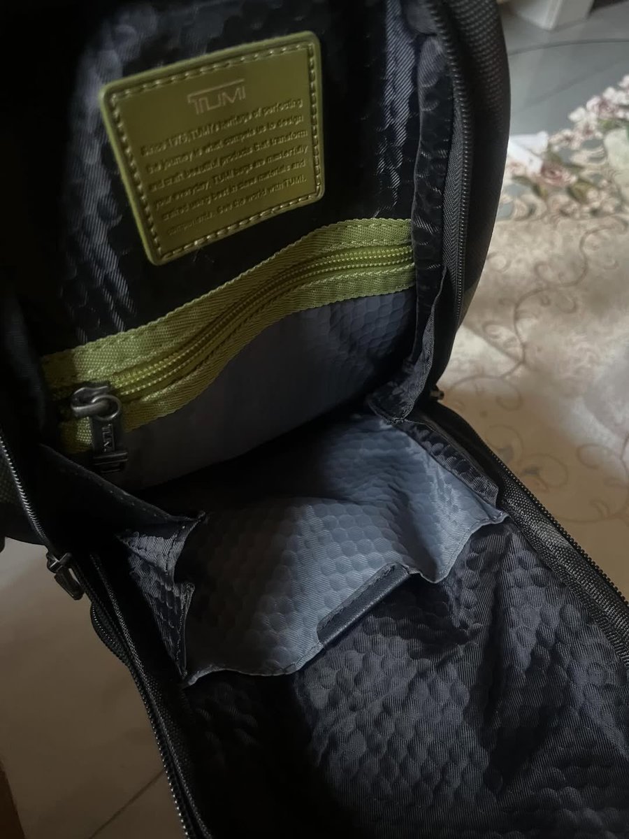 pradipaa2204's tweet image. Gaiss aku mau jual Tumi Slingbag, kondisi nya masih bagus banget VVGC. Aku open harga 500k nego🥺#preloved #zonauang #tassecond #tasbekas #mlm