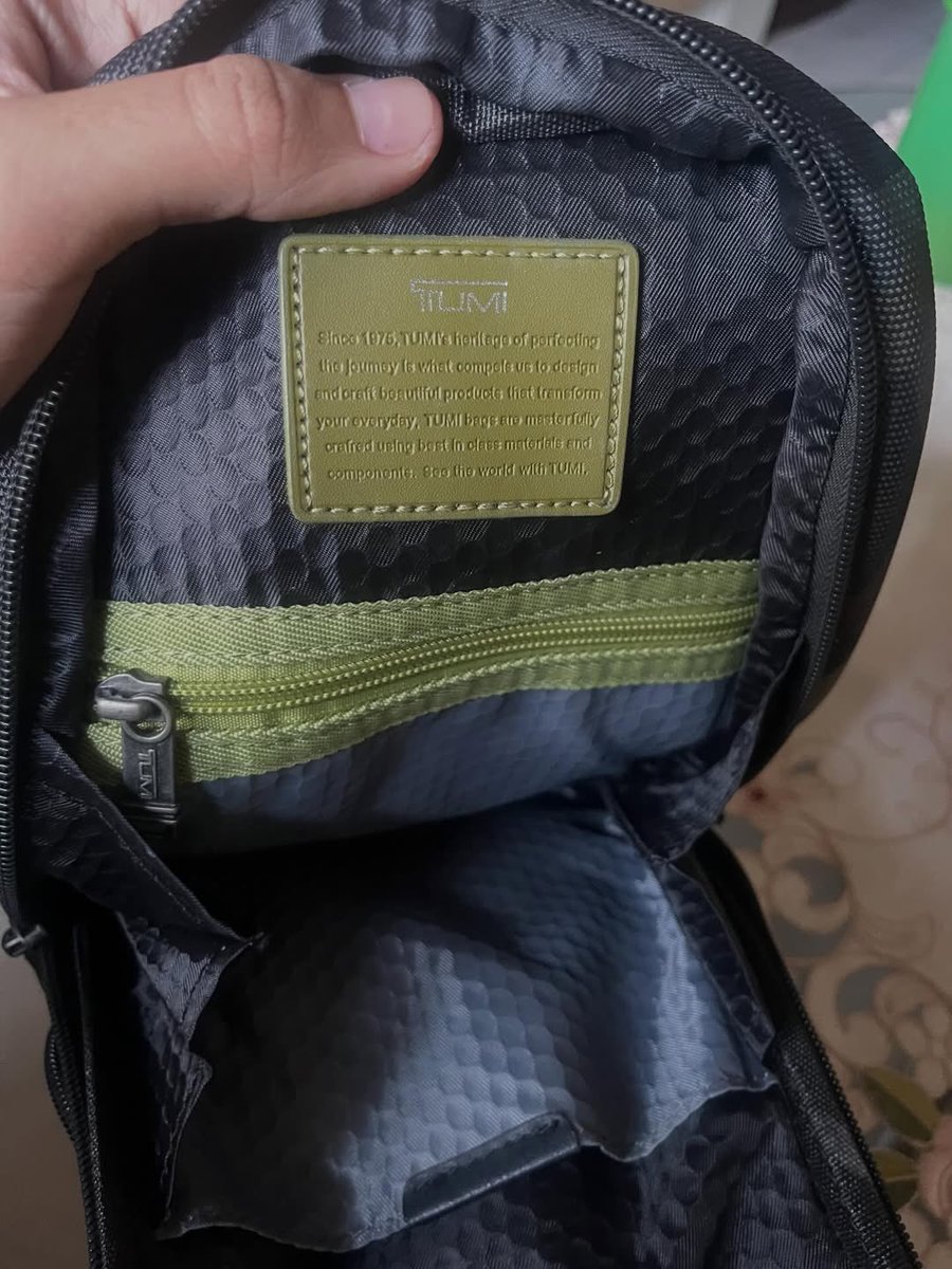 pradipaa2204's tweet image. Gaiss aku mau jual Tumi Slingbag, kondisi nya masih bagus banget VVGC. Aku open harga 500k nego🥺#preloved #zonauang #tassecond #tasbekas #mlm