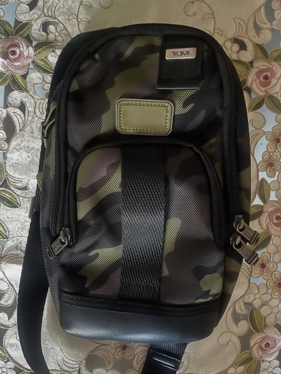 pradipaa2204's tweet image. Gaiss aku mau jual Tumi Slingbag, kondisi nya masih bagus banget VVGC. Aku open harga 500k nego🥺#preloved #zonauang #tassecond #tasbekas #mlm