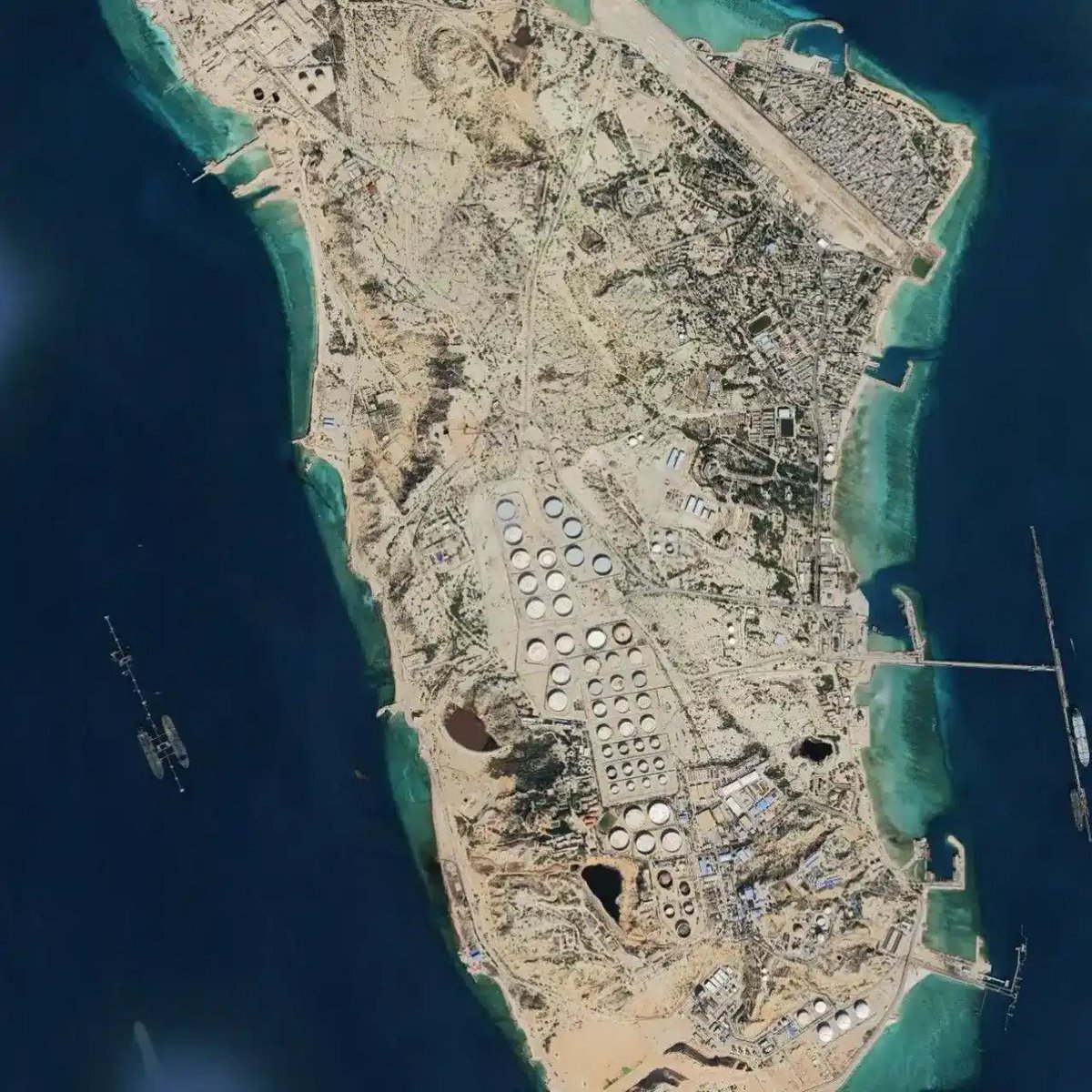 MarioNawfal's tweet image. 🇺🇸Trump flat-out rejected seizing Kharg Island. He reportedly told aides American troops would be sitting ducks.

He’s shutting down any plan that spikes U.S. casualties and ripping into Europe for ghosting after our pilots got shot down.

No boots, no blank checks, and zero