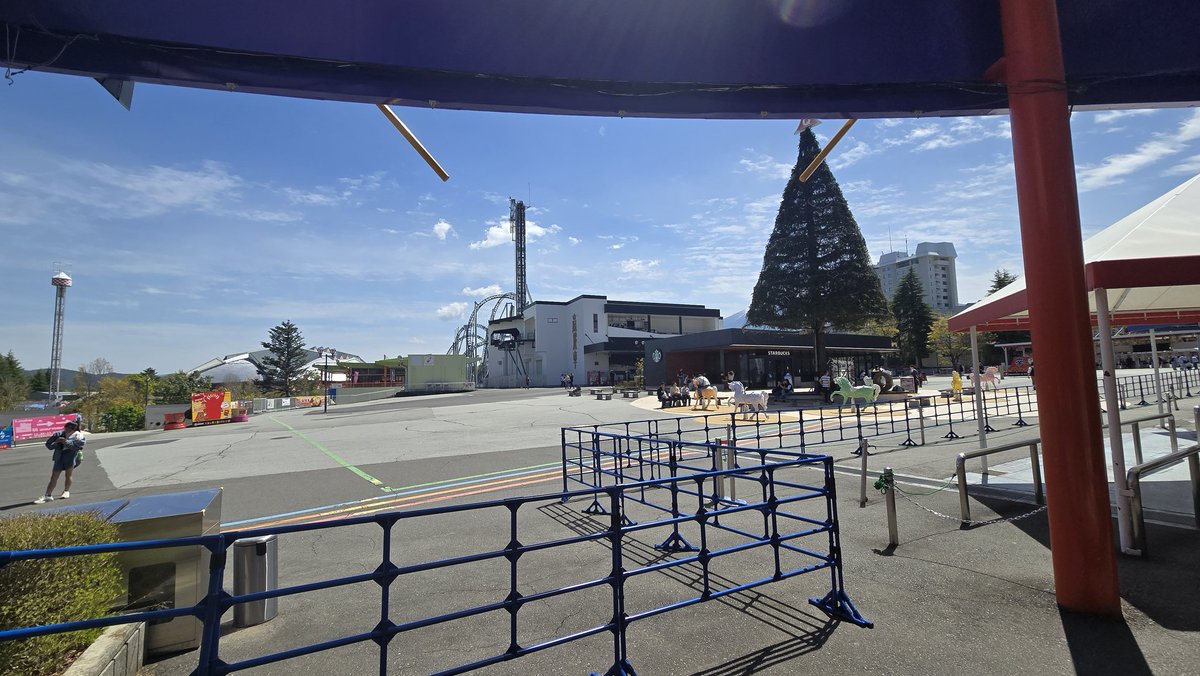 高飛車5号車4番
前列だから覚悟してたけど確かに揺れはするけど前感じた脳に来る小刻みで不快な振動は無くて楽しかった！
頂上に出た瞬間右にパッと拡がる富士山ビューも最高！
ハングタイムもバッチリ〜