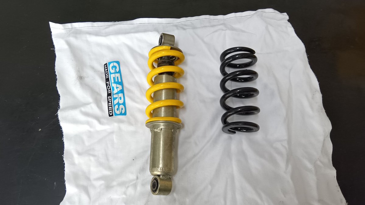 0Hiro10's tweet image. めっちゃ前にもらっていた、2号機のスプリング交換した。

＃GEARS
＃GROM
＃リヤサス