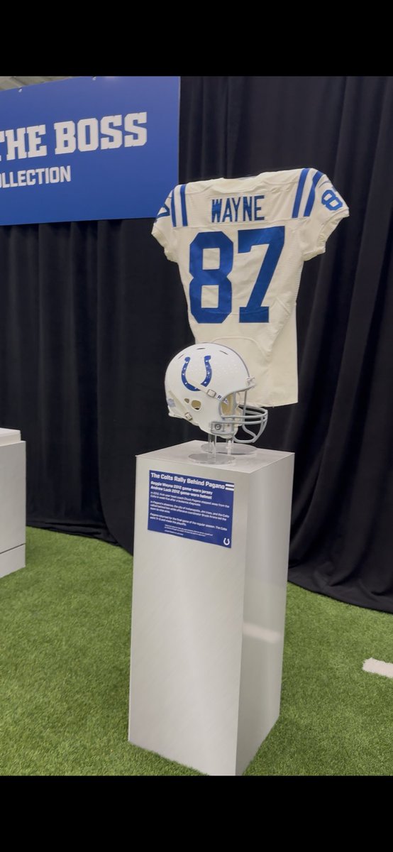 johnson_maren's tweet photo. Always great seeing you, Reggie🙌🏻🫶🏼🐐🏈💙🤍 #ForTheShoe #ForTheCure #ChuckStrong #ResearchCuresCancer https://t.co/drNwqVj4aU