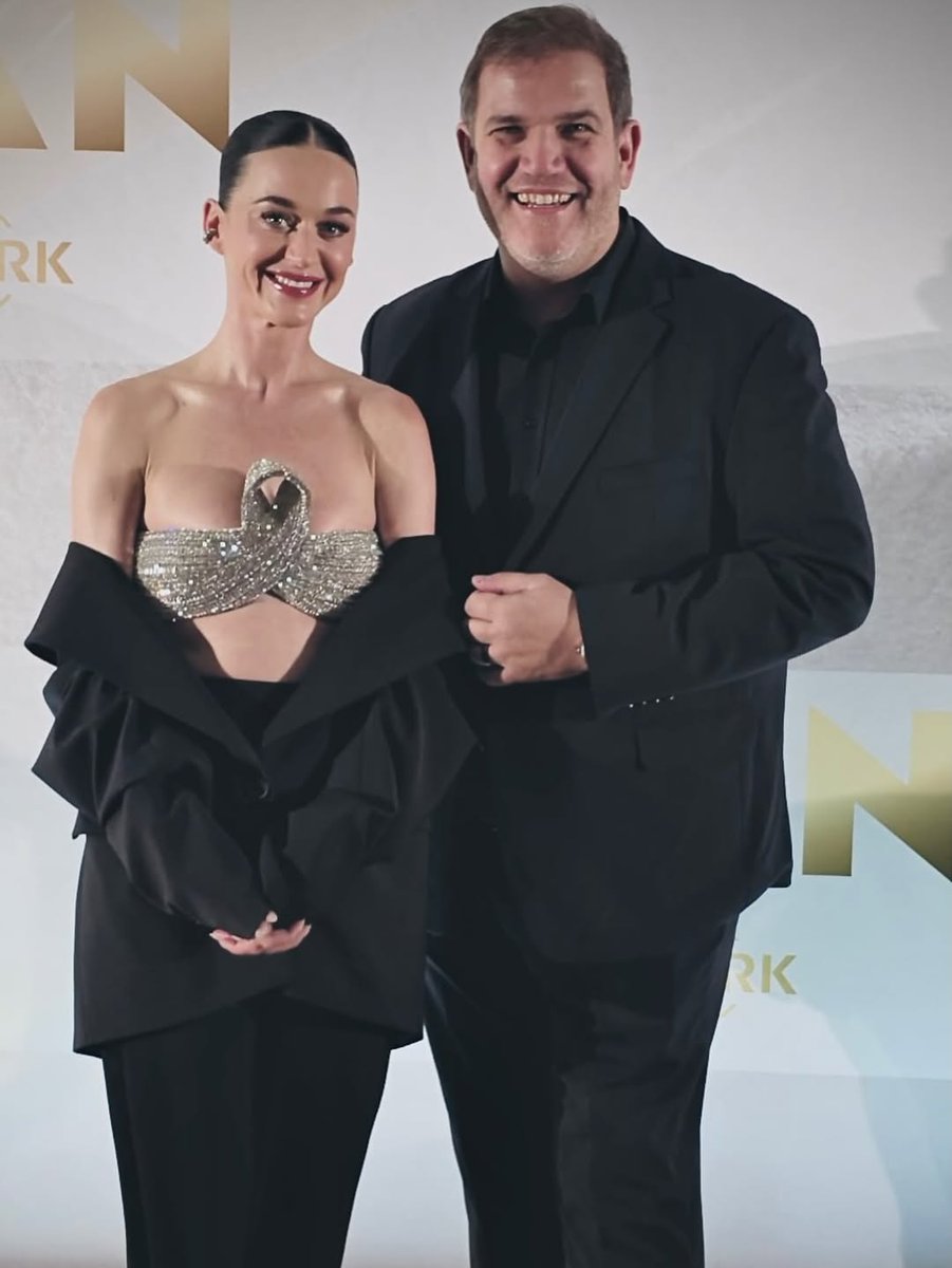 "Mais uma vez, uma artista que é a razão pela qual entrei no mundo do entretenimento há 30 anos. Altamente profissional, com uma presença de palco incrível, uma artista extraordinária com imenso carisma e grandes sucessos. Muito gentil e humilde. Obrigado, <a href="/katyperry/">KATY PERRY</a>, por uma