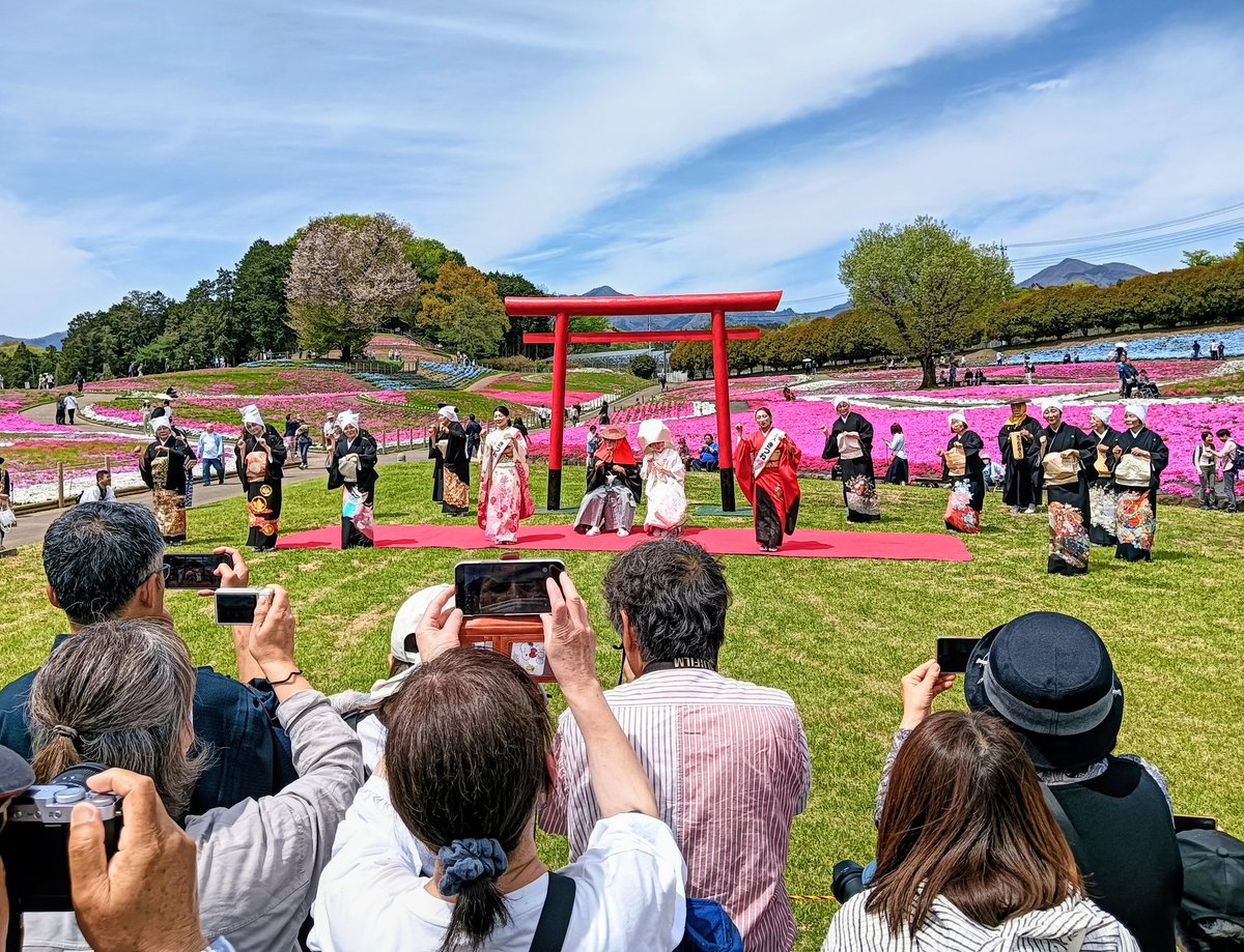 ShibaMisato's tweet photo. 【みのわの里のきつねの嫁入り】
芝桜公園にきつねの嫁入り行列が登場！！色とりどりに咲く花々の間を練り歩きました。行列の後にはきつね姫🦊による踊りも披露され、大勢のお客様に観覧いただきました✨
１４時に２回目の行列があります。
幻想的な世界をぜひご体感ください😊 https://t.co/2EnsECAkUI