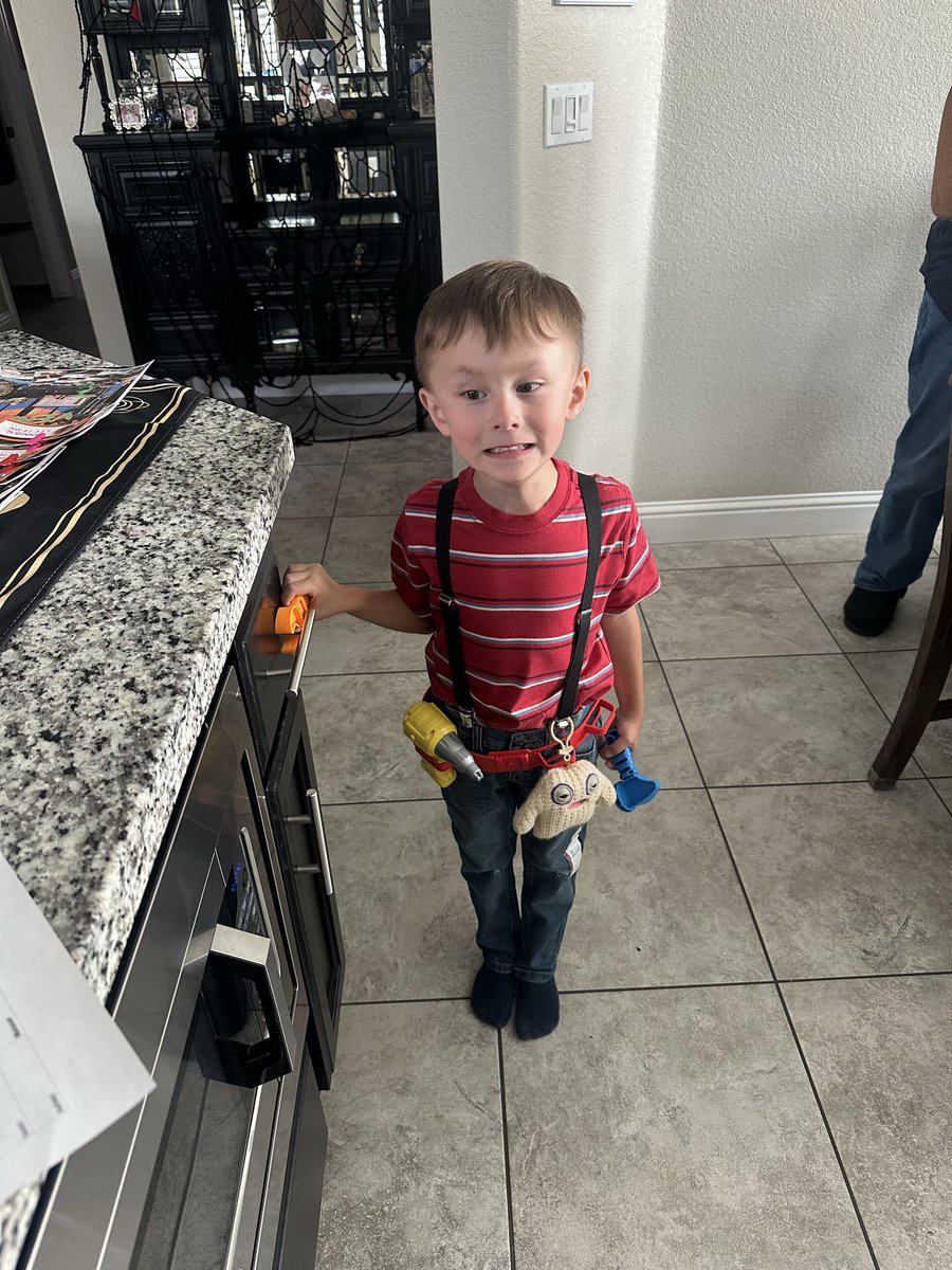 MikeTheRoss's tweet photo. @Zaccornelius_ Same forced smile as my 4 year old. https://t.co/Xnh9KC0kYi