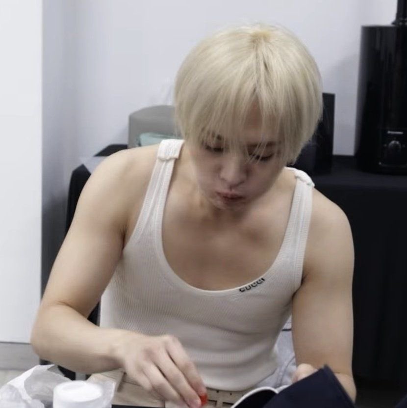 lee minho 🧦 tweet media