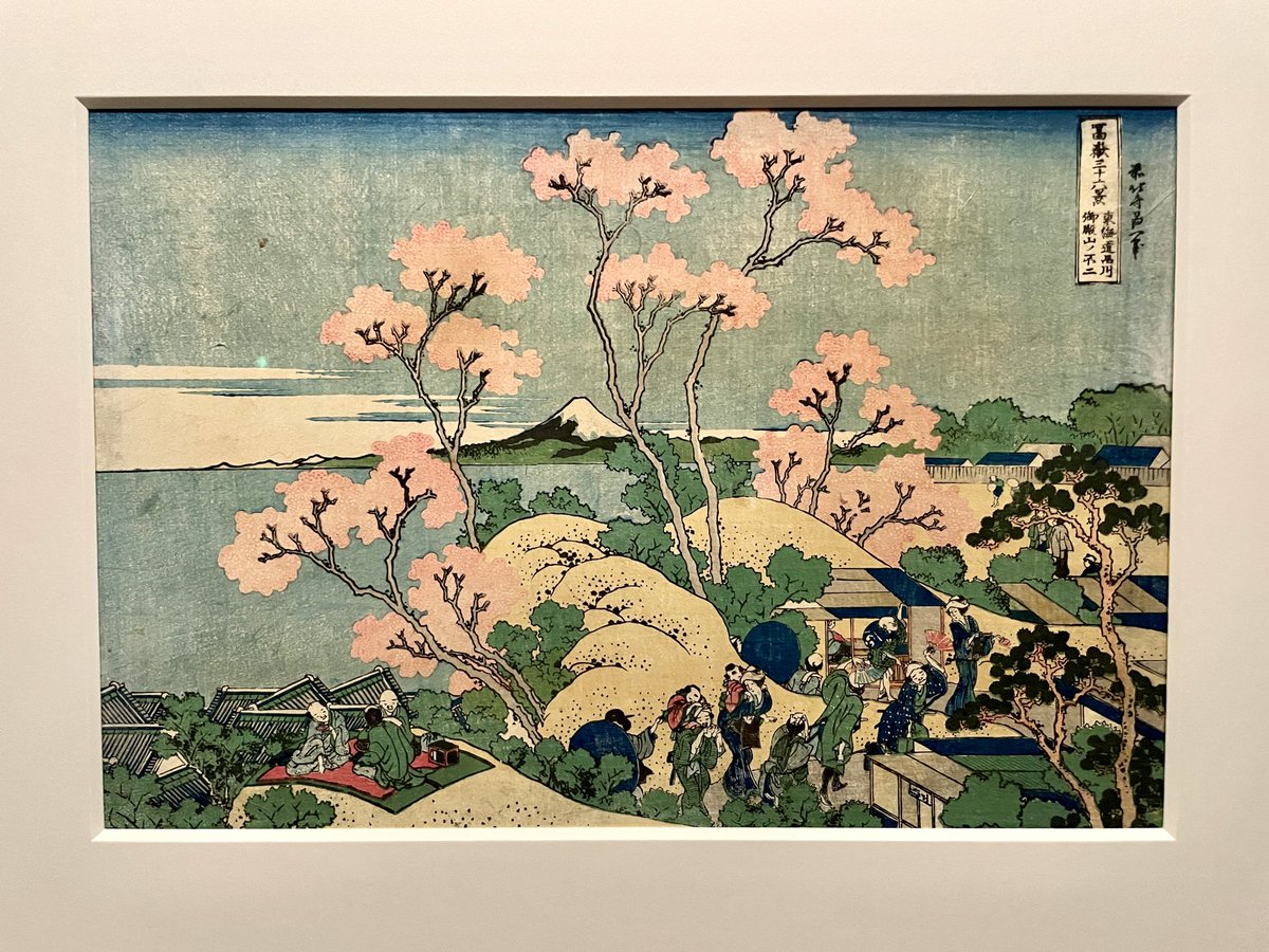 bellbell332's tweet photo. 北斎展で見た品川からの富士山。
丘の上でお花見する人、
楽しそうに踊る人人々、
じっくり見ると細かい描写が面白い。
山梨側の方が雪が多く見える。

桜🌸また来年！ https://t.co/71CN3dOR4B
