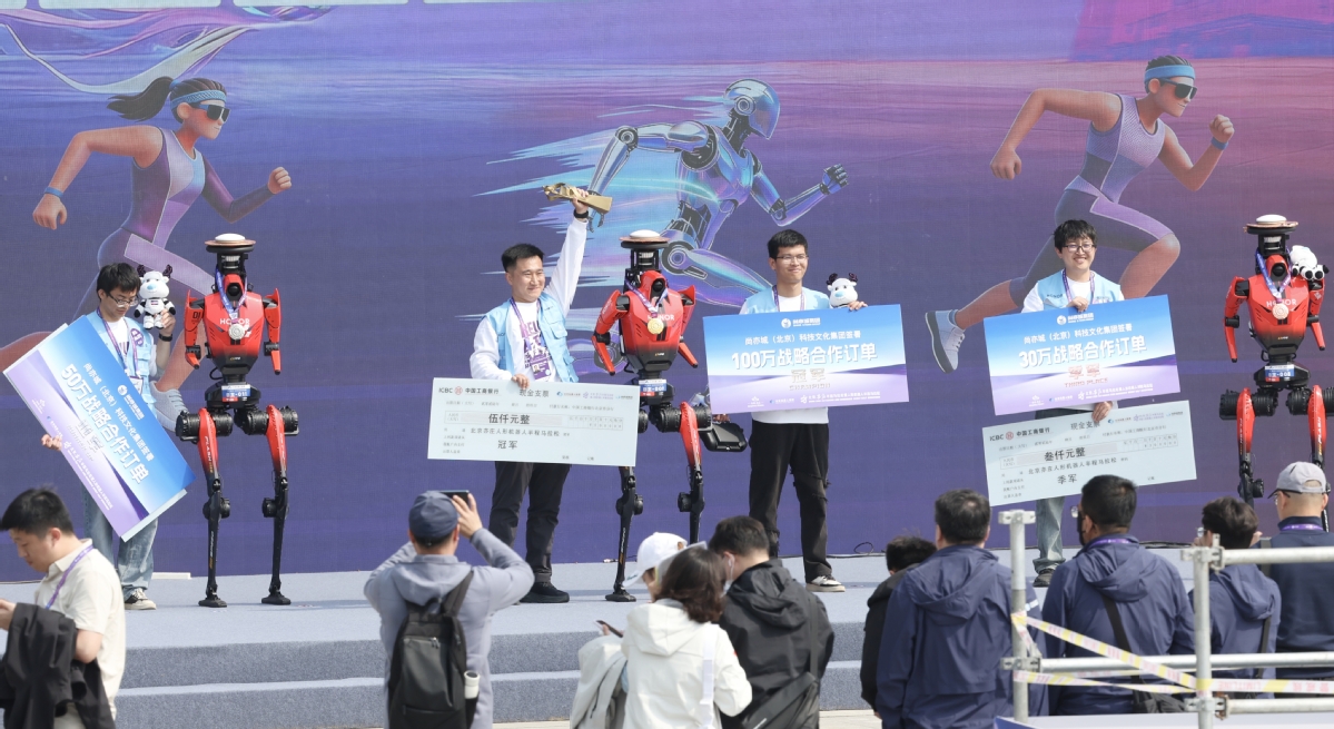 ChinaDaily's tweet image. The top three spots were all claimed by robots developed by Honor, with "Lightning", the winning robot, maintaining its lead from the beginning of the race until it clinched victory, followed by the runner-up and the third-place winner. #tech #ChinaPath bit.ly/4ctt0uk