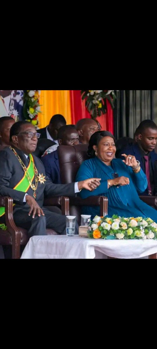 Varakashi4edByo's tweet photo. President Dr Emmerson Dambudzo Mnangagwa and the First Lady Dr Auxillia Mnangagwa enjoyed presentations by members of the uniformed forces during this year’s main Independence celebrations in Maphisa.
#CAB3Bhoo
#ZimIndependence
#Zim46 https://t.co/4Pk9E0OZBa
