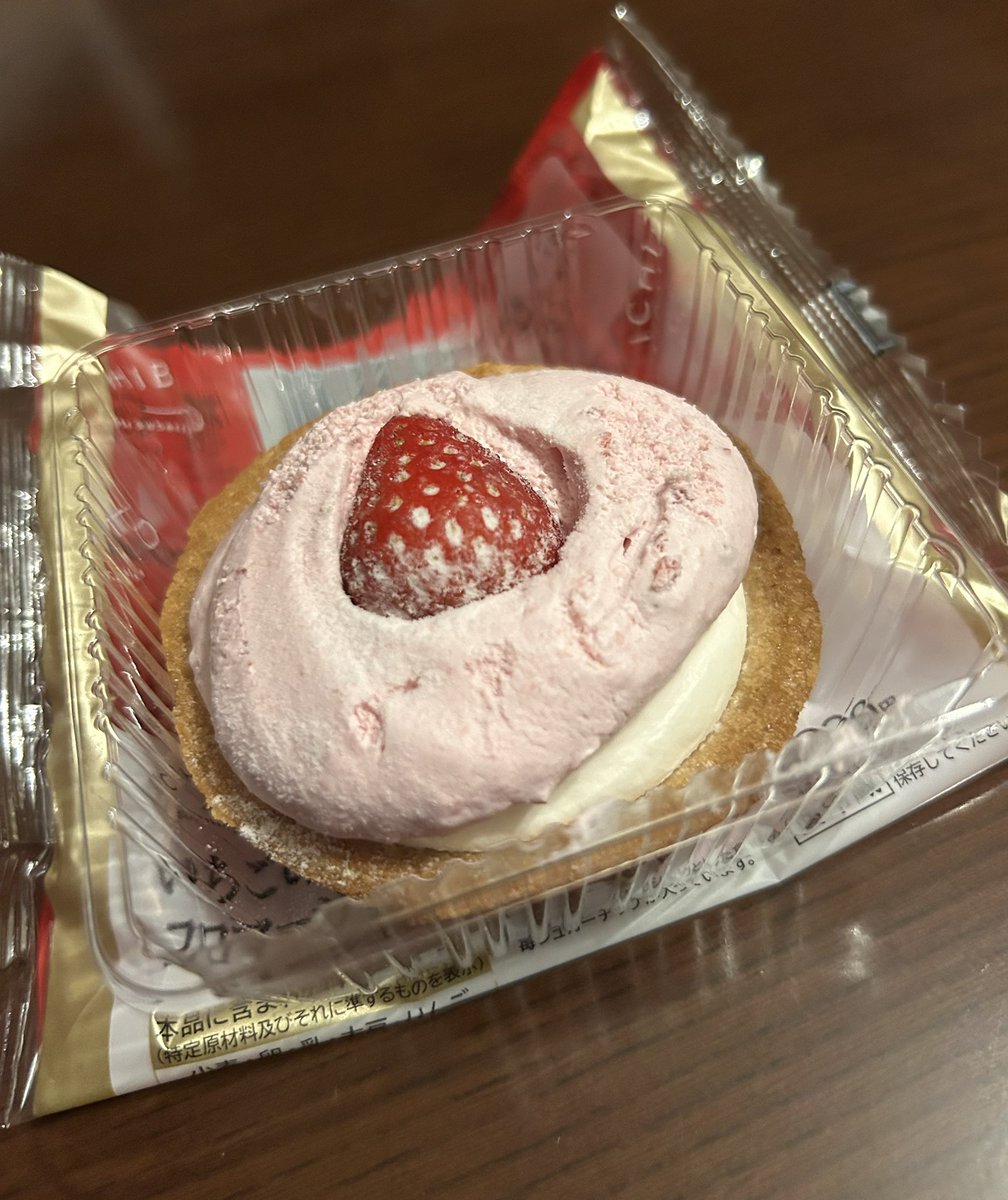 piyo787's tweet photo. コンビニスウィーツ
たまにめっちゃ好きなの出るから嬉しい😊
今回はローソンで
いちごのタルト🍓 https://t.co/7wyLOJaLwl