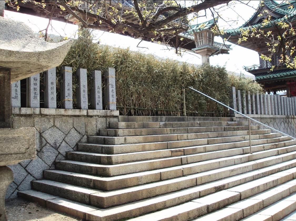 kininarutabi's tweet photo. 北九州市門司区の甲宗八幡宮は、神功皇后の兜の鉢が御神体。
50年に一度公開される。
写真等厳禁。
前回の公開は2008年。
足利尊氏の真筆などもさり気なく展示されていてびっくりした記憶がある。
14世紀多々良は浜の戦いの後、九州から京都へ攻め上る際にこの神社に立ち寄ったのだという。
#神功皇后 https://t.co/k5s1CWczeE