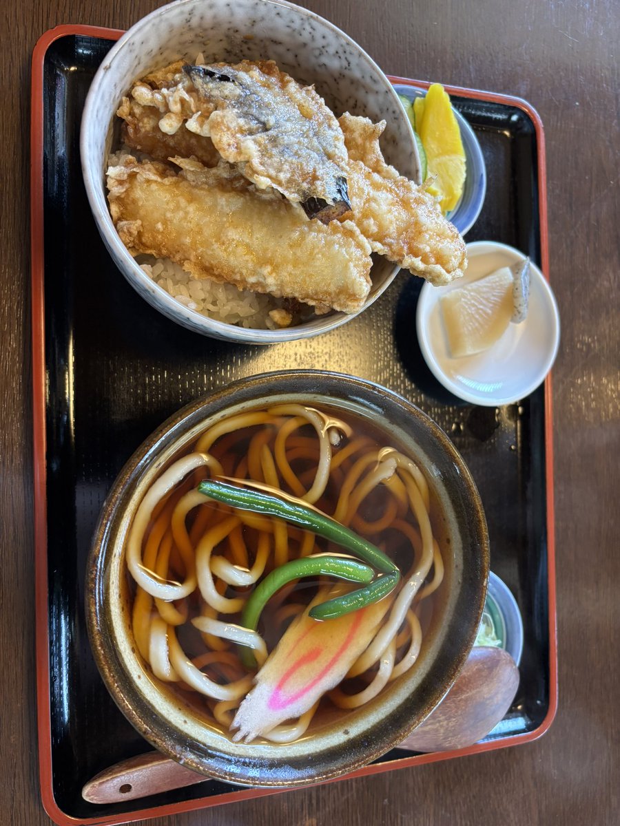本日のランチは初訪問✨
すかやさん玉村店に伺いました
イカ天丼&amp;温かいうどんセット
頂きました🦑
とても美味しかったです👍