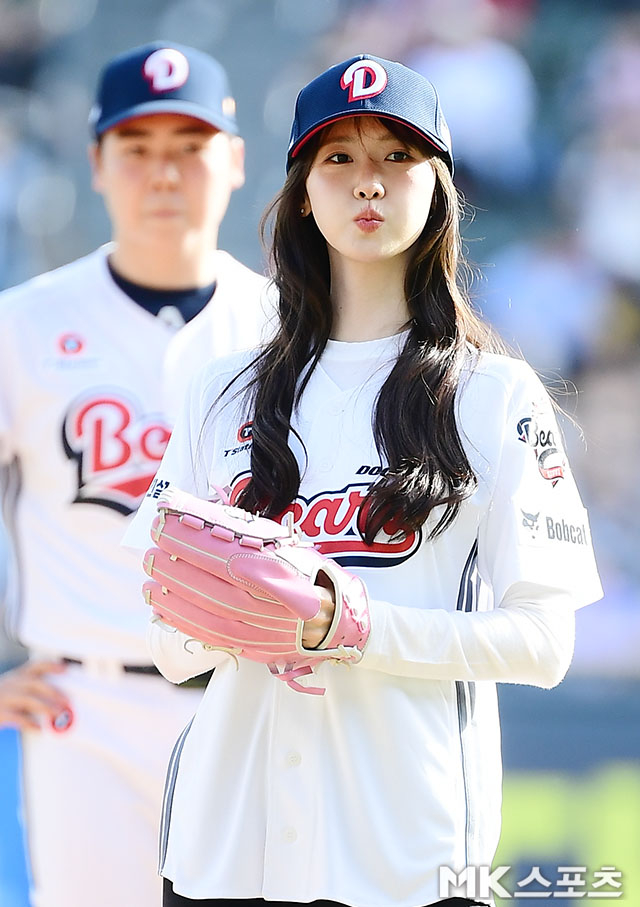 Knetz can’t stop admiring Girls’ Generation Yoona’s beauty at the KBO League between the Doosan Bears and the KIA Tigers. storykpop.com/2026/04/knetz-…