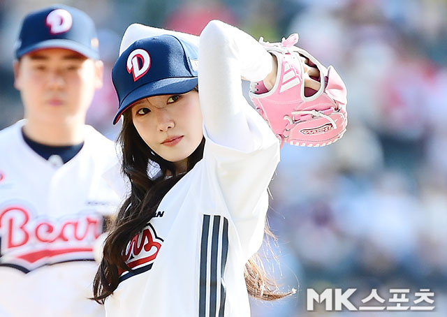 k_popstory's tweet photo. Knetz can’t stop admiring Girls’ Generation Yoona’s beauty at the KBO League between the Doosan Bears and the KIA Tigers. https://t.co/3M7uqze0gK https://t.co/PYyOn62qC0