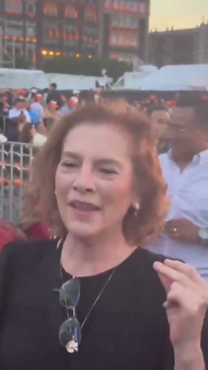 LaGuardiaMX's tweet image. 🔝 #Entérate 

🗣 @BeatrizGMuller llegó al Zócalo de la #CDMX para disfrutar del concierto de @AndreaBocelli.

La escritora se tomó un momento para convivir con medios de comunicación y el público. 

#LaGuardiaMX📰