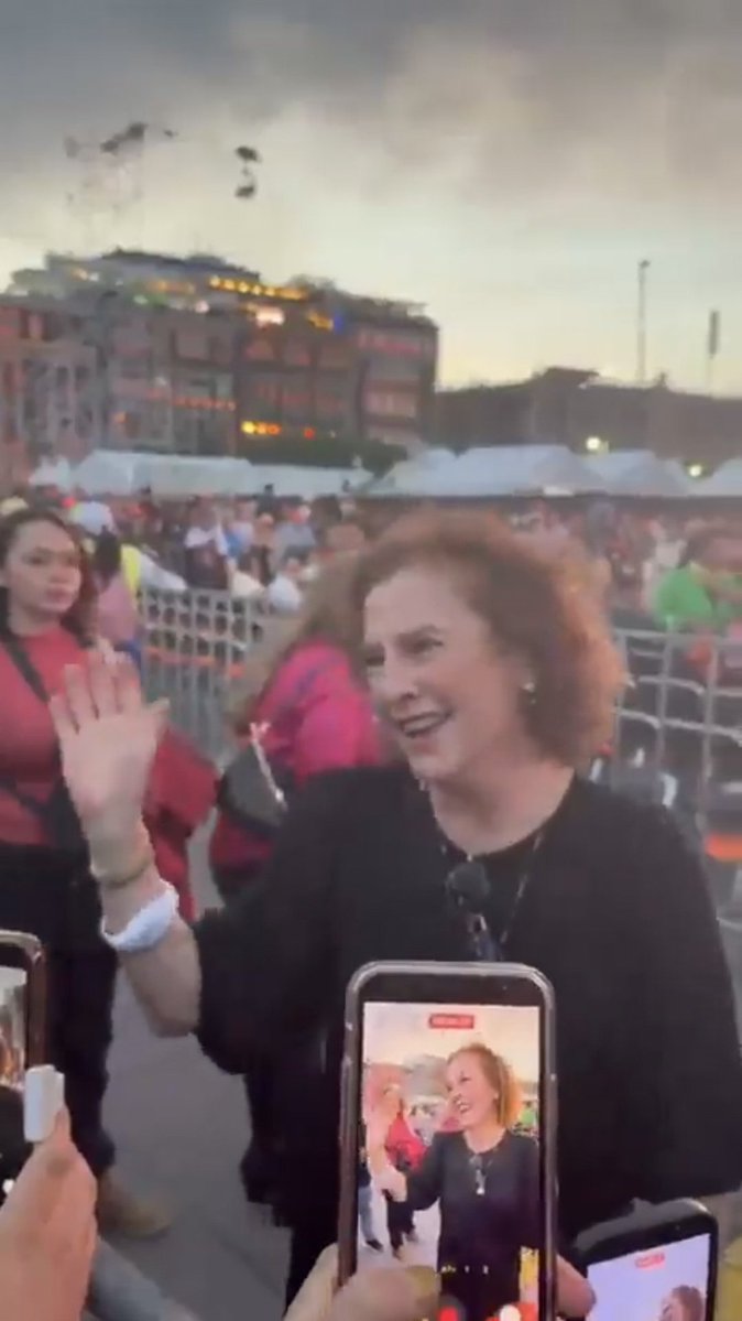 LaGuardiaMX's tweet image. 🔝 #Entérate 

🗣 @BeatrizGMuller llegó al Zócalo de la #CDMX para disfrutar del concierto de @AndreaBocelli.

La escritora se tomó un momento para convivir con medios de comunicación y el público. 

#LaGuardiaMX📰