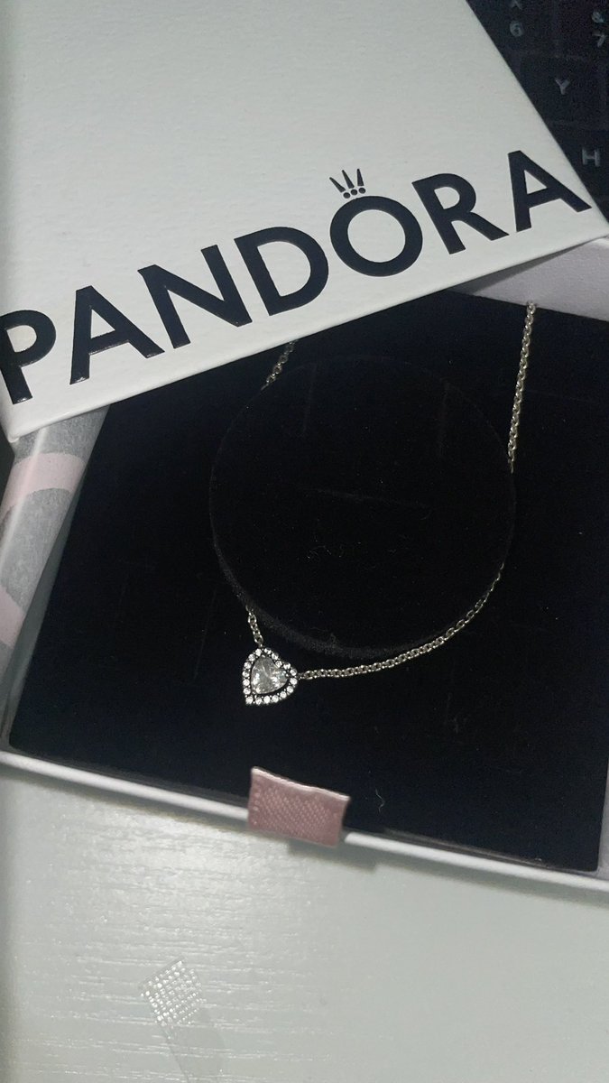 wts or wtt kalung pandora 
-bisa co oyen
-NEGOTIABLEE!! price 950k
-with box 
- ORI 100% BISA DICUCI DI PANDORA
-📍Tanggerang, BSD