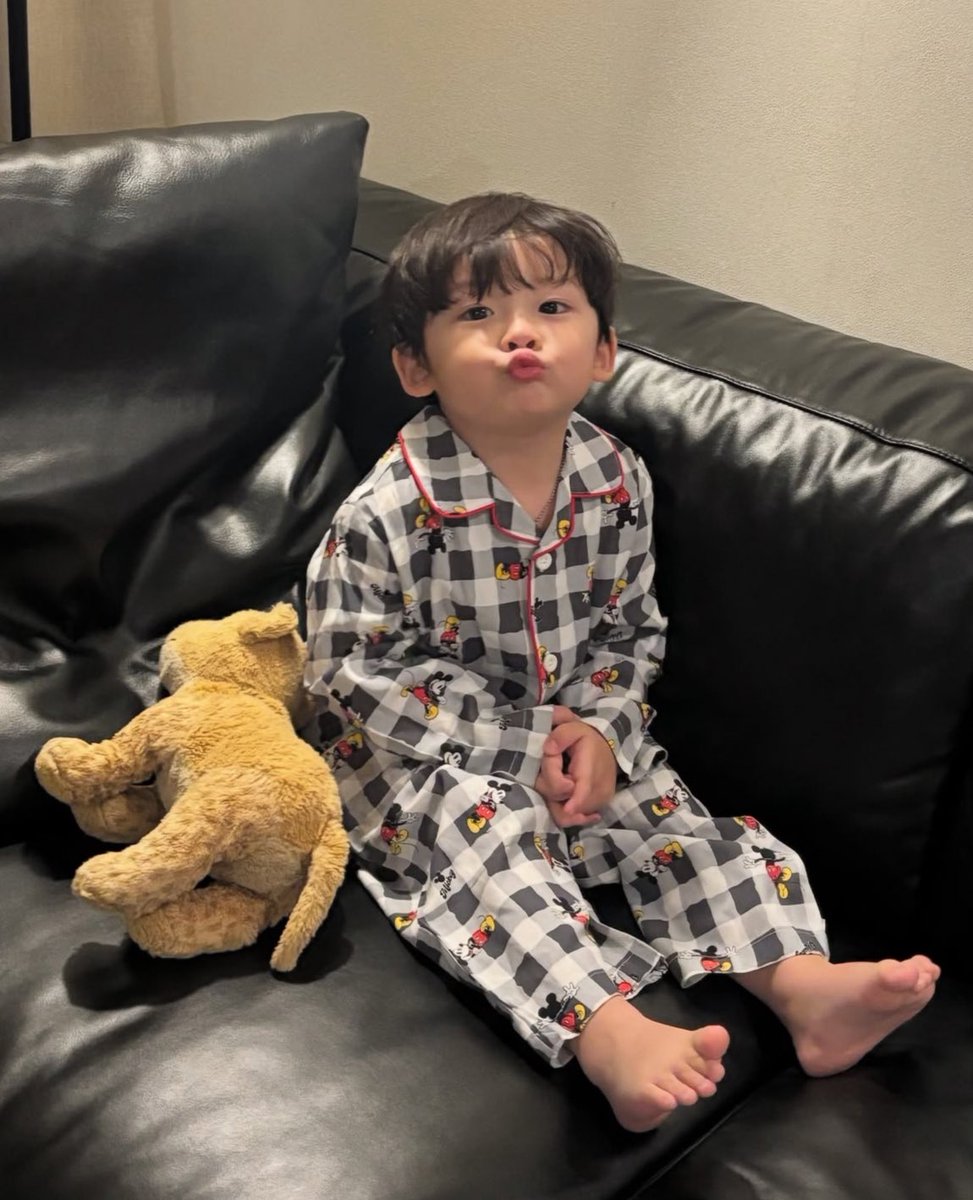 Christopher tweet media