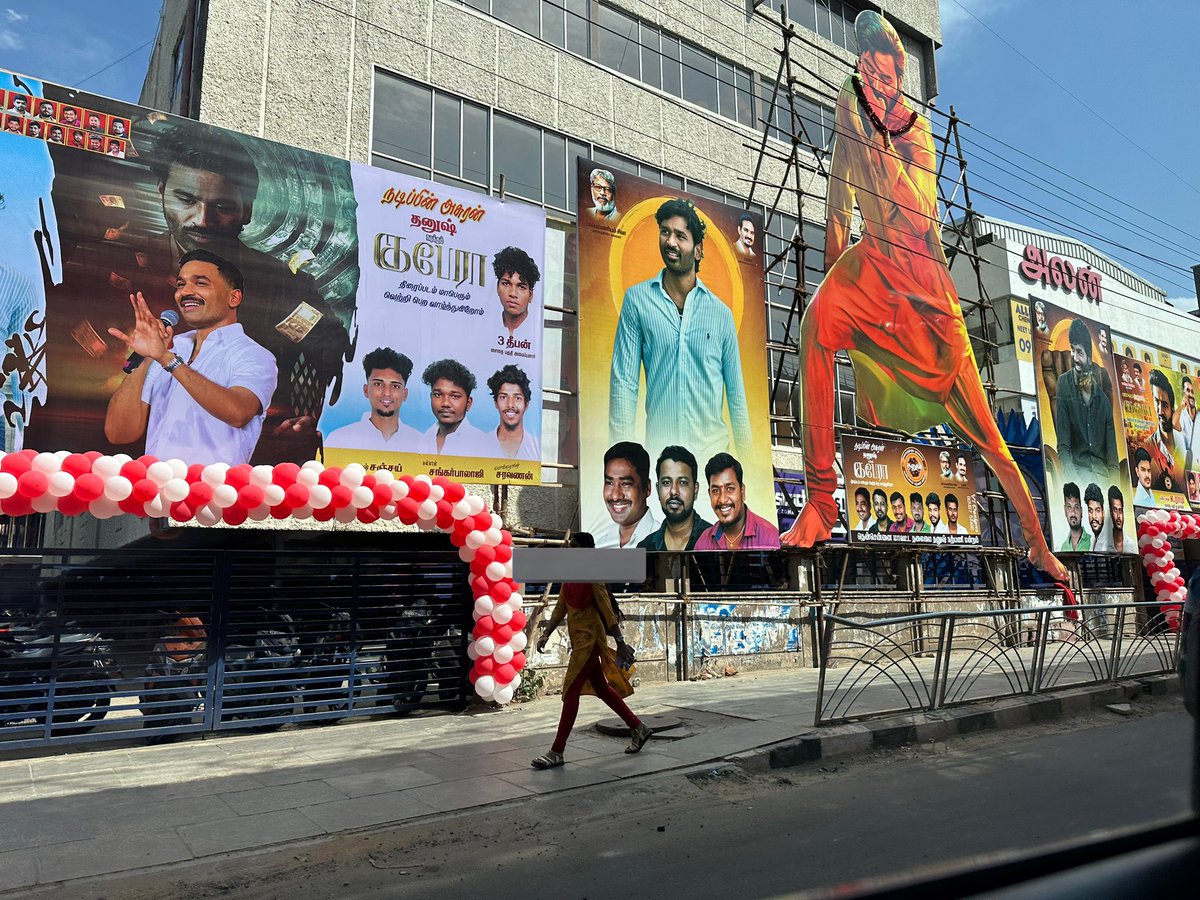 「クベーラ」日本での公開おめでとうございます🥳公開された時、ダヌシュの役が過去一だというタミル人のツイートを見たの思い出しました。後、私がインド公開時に観た時は満席で、ダヌシュが身綺麗になるたび盛り上がってたwwインド公開当時のカットアウトです、ご査収ください。