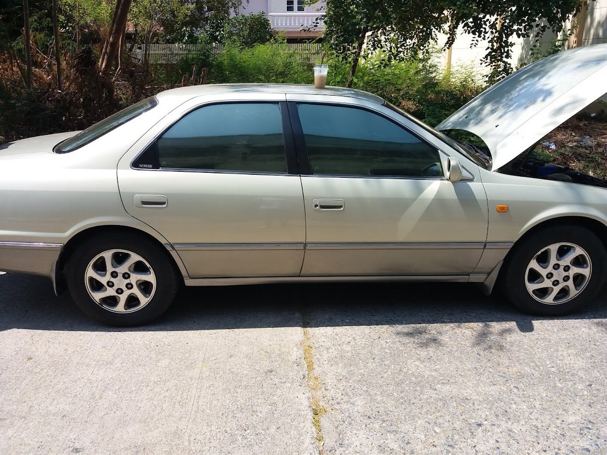 25ปี 600,000กม.ที่บ้านใช้ตั้งแต่เรียนม.4 แม่งไม่พังสักที อยากใช้ให้พัง จอดตากแดดตากฝนนอกบ้าน มีวันนึงสายพานไทม์มิ่งขาดกลางทาง ผมนั่งยิ้มในรถ พังแน่อีดอก ช่างมาเปลี่ยนเสร็จสตาร์ทขับต่อได้เฉย ที่แปลกใจคือแอร์มันเย็นตลอด25ปี ไม่เคยซ่อมอะไรกับแอร์ รถผีสิงมาก