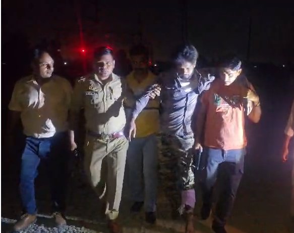 NEWSNCFB's tweet image. रामपुर

➡ट्रेन में लूटपाट करने वाले गिरफ्तार
➡4 बदमाश मुठभेड़ में गिरफ्तार हुए
➡ढाई लाख रुपये लूटकर फरार हुए थे

#Rampur #Crime #UttarPradesh @rampurpolice