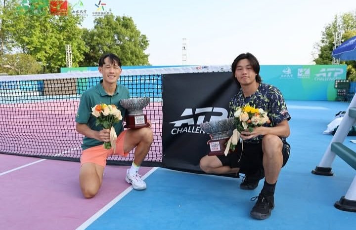 Not_Esportivas's tweet photo. ATP Challenger!
Parabéns aos duplistas campeões, o taiwanês Jason Jung (🇹🇼) e o japonês Kaito Uesugi (🇯🇵) que conquistaram o @ATPChallenger de Wuning na China 
#ATPChallenger #tennis #OnTheRise #WuningOpen #JasonJung #KaitoUesugi https://t.co/2UA5baXW4z