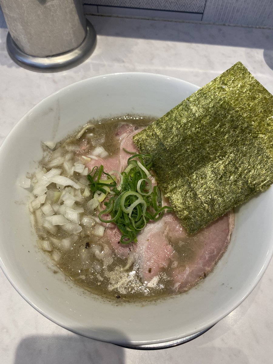 taityo03092's tweet photo. からの
あまつかぜ@鶴見市場
濃厚煮干　900円
以前から行こうと思ってたお店
近くまで来たので普段しない連食を敢行😎
見た目程の煮干感はなく、深みのある味わい
麺は中細でパツパツ感のある好きなやつ👍
美味しくいただきました🥰
さすがに食べ過ぎ…家まで歩こう…(8km)
#あまつかぜ　#鶴見市場 https://t.co/HFxVI0vtyO