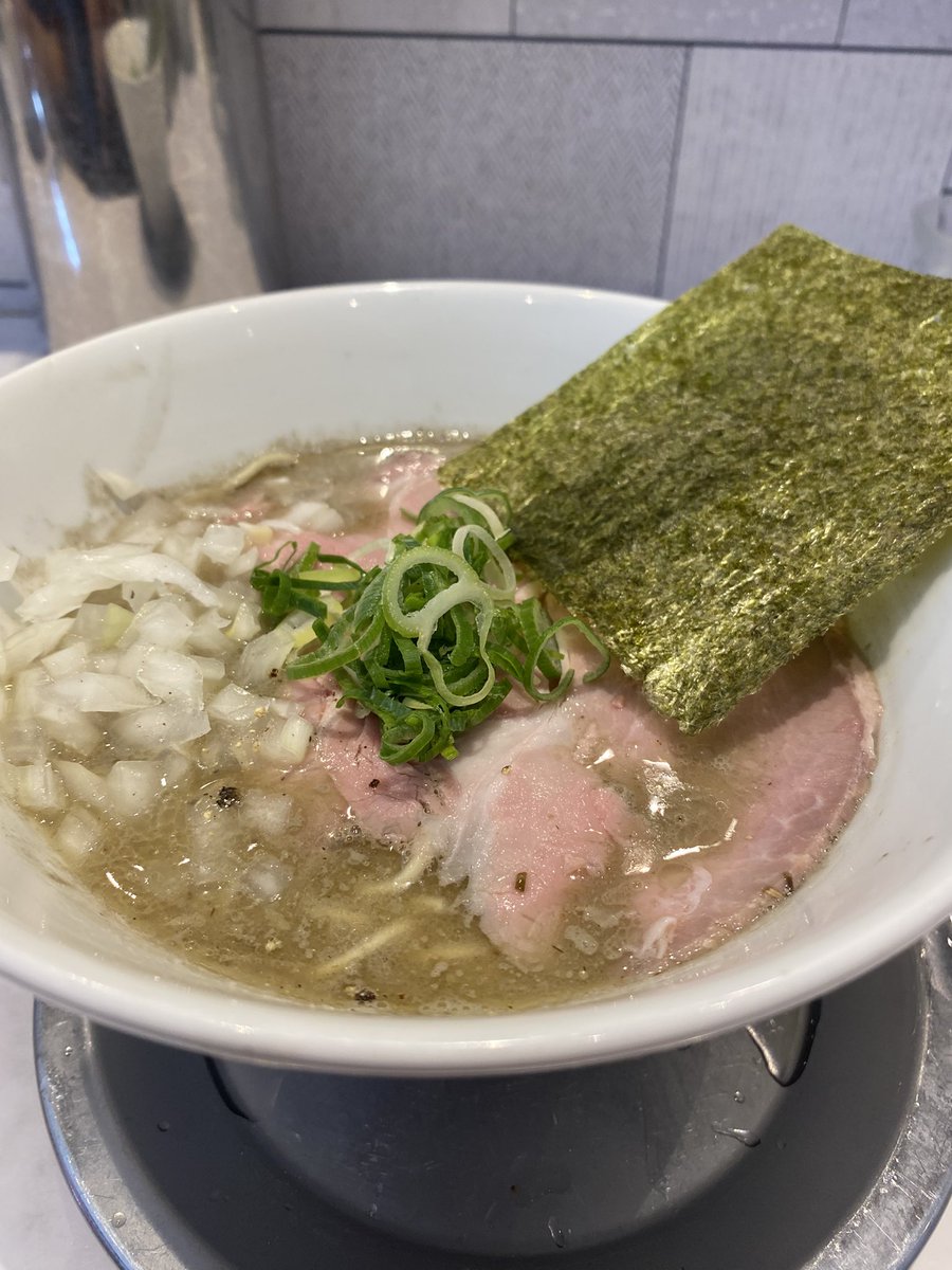 taityo03092's tweet photo. からの
あまつかぜ@鶴見市場
濃厚煮干　900円
以前から行こうと思ってたお店
近くまで来たので普段しない連食を敢行😎
見た目程の煮干感はなく、深みのある味わい
麺は中細でパツパツ感のある好きなやつ👍
美味しくいただきました🥰
さすがに食べ過ぎ…家まで歩こう…(8km)
#あまつかぜ　#鶴見市場 https://t.co/HFxVI0vtyO