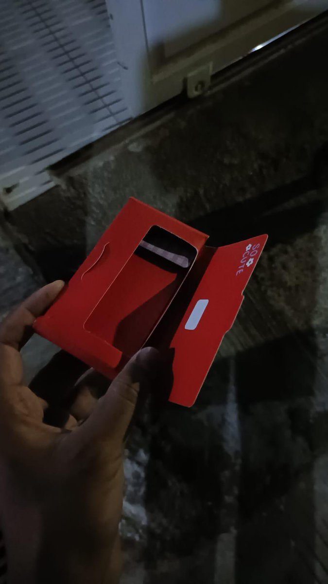 Sempet lewat tl kalo isi paket  tulisnya merch/album/pc etc suka dibobol, gw tulisnya snack. So far aman, nah ini ada winner GA paketnya dibobol, sealed plastik uda ga ada, isi oil papernya jg ga ada, sisa bungkusnya doang 😭😭😭 w harus tulis apa dong isi paketnya 😭😭😭😭😭😭