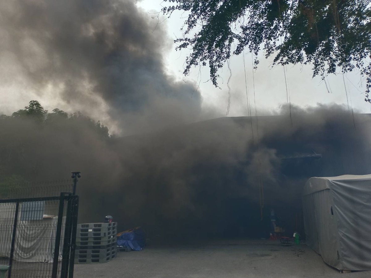 js100radio's tweet image. เวลา 10.46 น. เหตุเพลิงไหม้หญ้าลุกลามเข้าภายในอู่ซ่อมรถยนต์ ซอยรามอินทรา 77 แยก 4 เขตคันนายาว ขณะนี้เพลิงสงบ รายละเอียดเพิ่มเติมอยู่ระหว่างการตรวจสอบ
#ศูนย์วิทยุพระราม199

(Cr.นะจ๊ะ คันนายาว004 , 🚑ภูวนาถ🚑  ,ลี่ตำแหน่งรองประธาน)