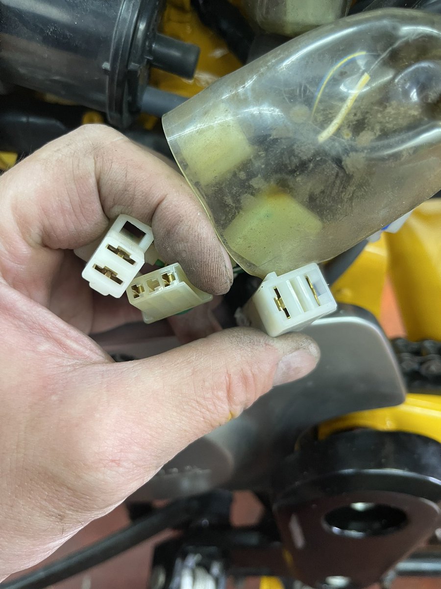 bikesensei's tweet photo. ごっちゃんちのモンキー125

配線など確認して、バッテリー＆充電電圧チェック！

セルを回した時に10Vを下回るならバッテリーの交換がそろそろかもしれませんね。今回は問題なし！ https://t.co/DLaDDdKnD3